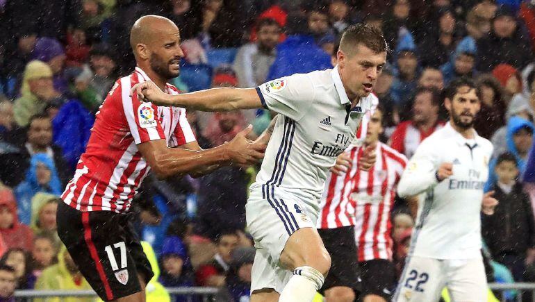 Mikel Rico intenta quitarle el balón a Toni Kroos