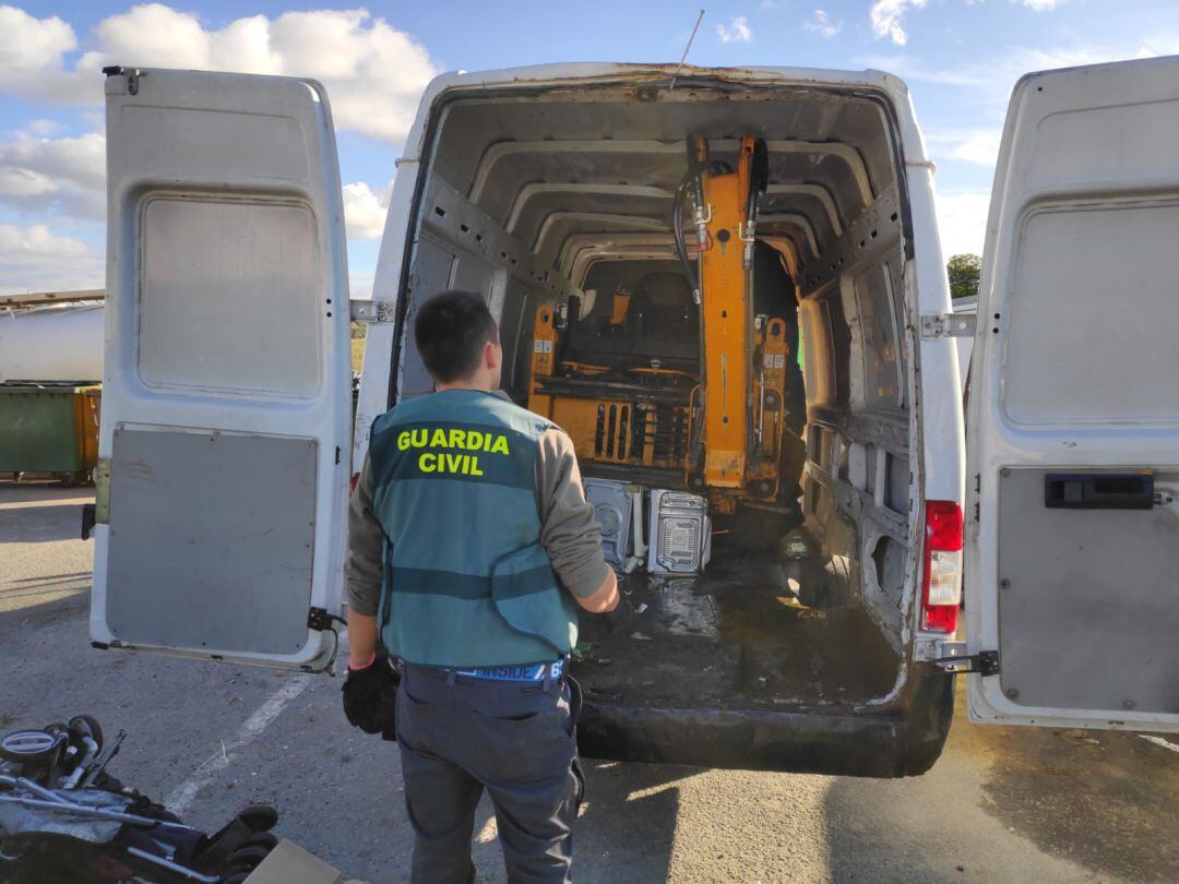 La retroexcavadora recuperada por la Guardia Civil en Peraleda de la Mata 