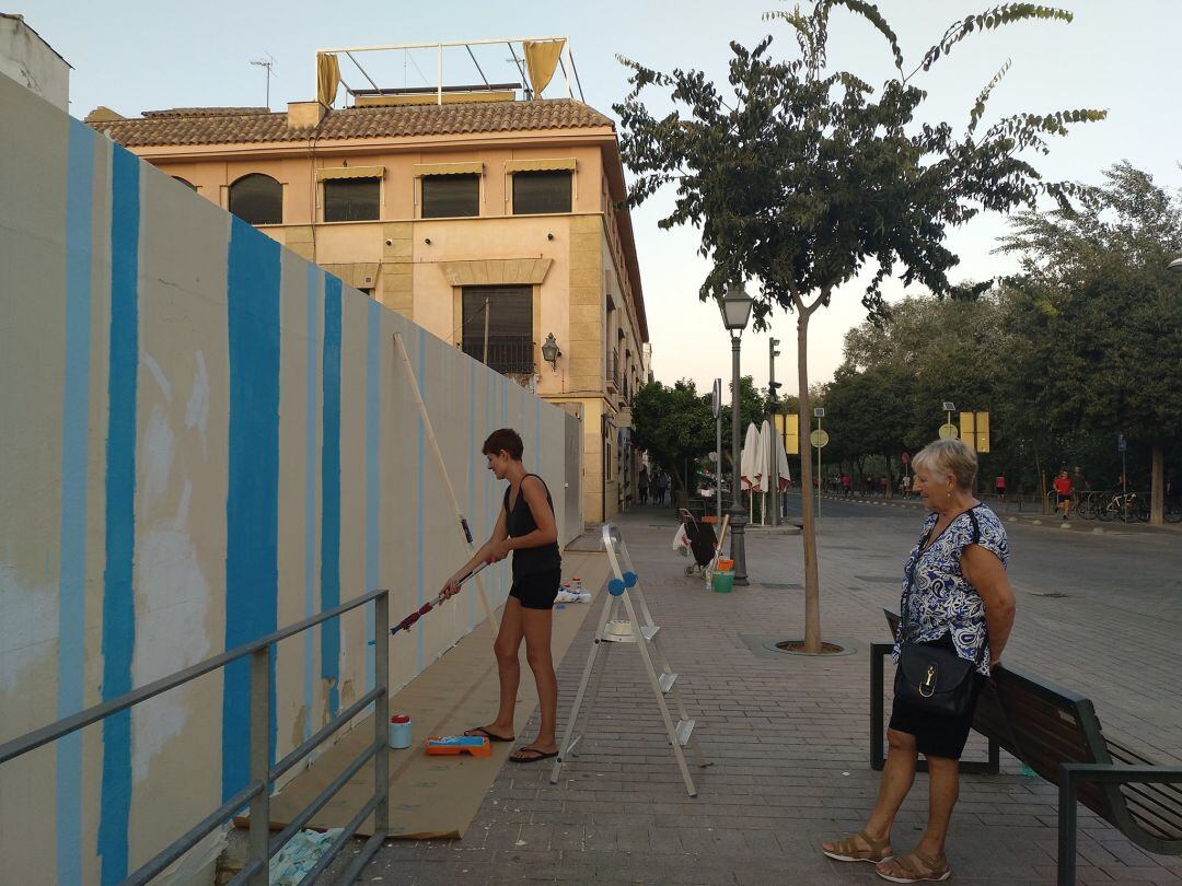 Rosario Villajos, trabajando en el mural.