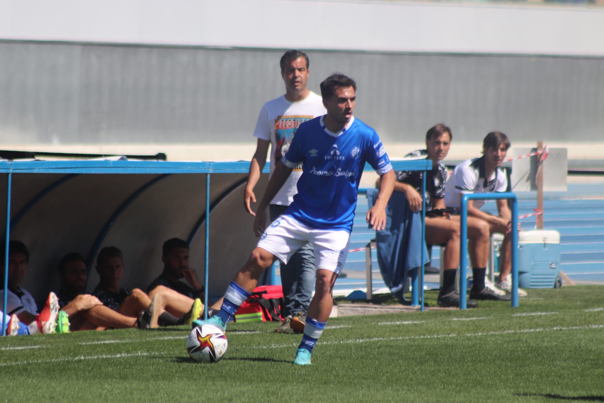 José Pérez Herrera, pendiente de la jugada desde el área técnica