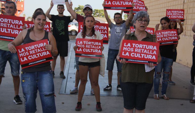 Una trentena d'activistes es van concentrar davant de la plaça de bous d'Amposta en contra dels actes taurins