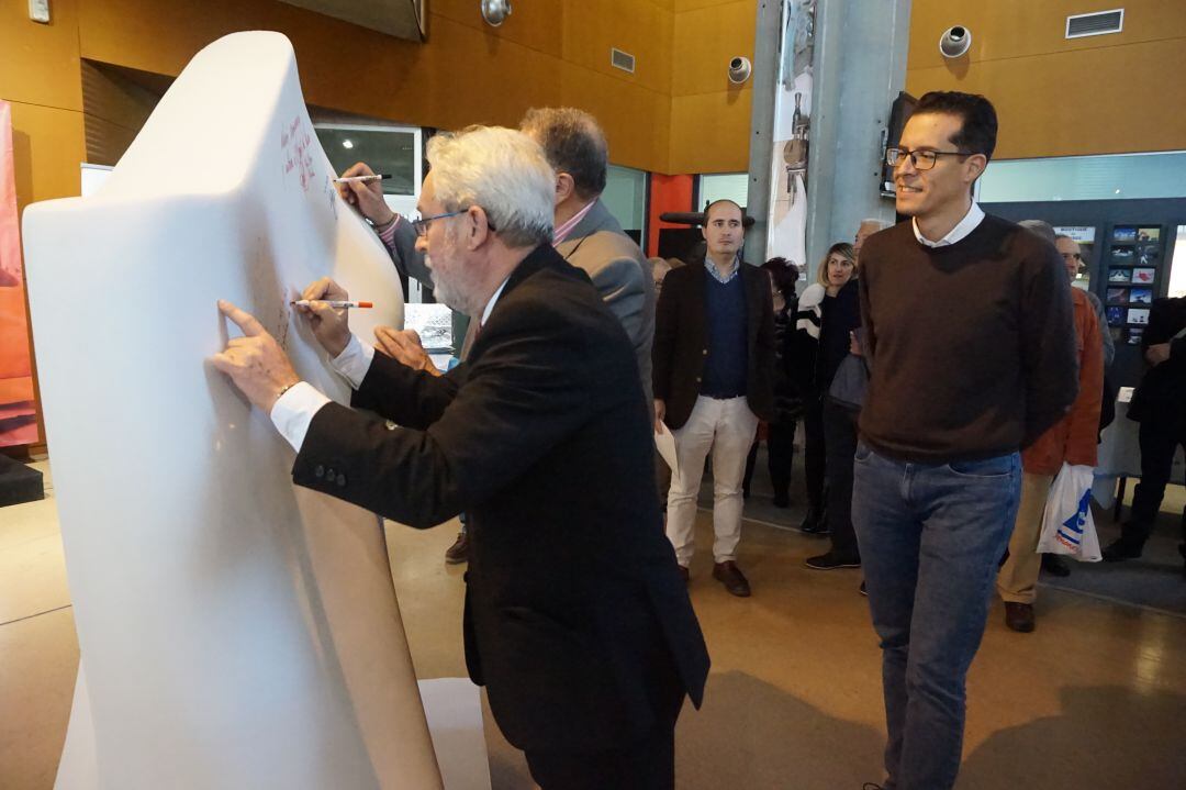 Esta inauguración ha concluido con la firma por parte de los visitantes de un calzado a gran escala