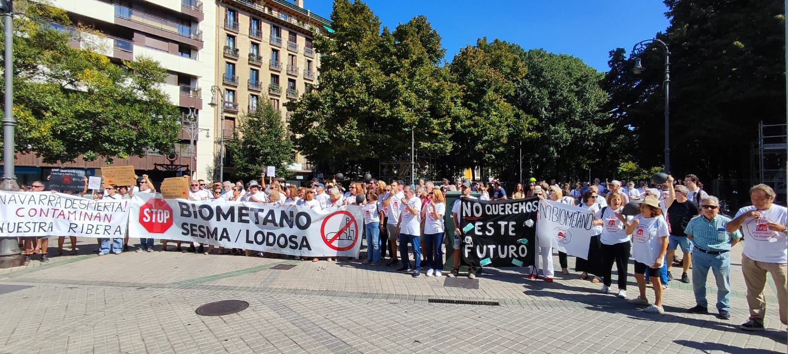 Protesta vecinal de la plataforma Stop Biometano Sesma/Lodosa ante el Parlamento de Navarra.
