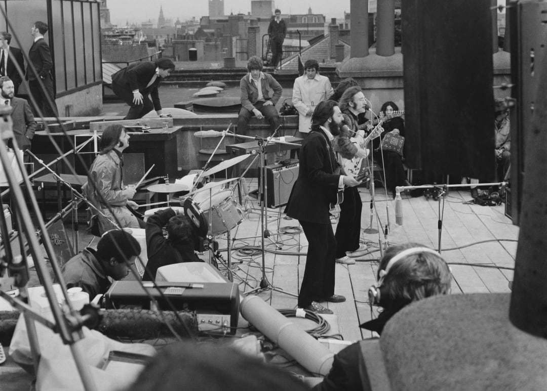 Los Beatles durante su actuación en la azotea de Apple Records, escena parte del documental &#039;Let it Be&#039;