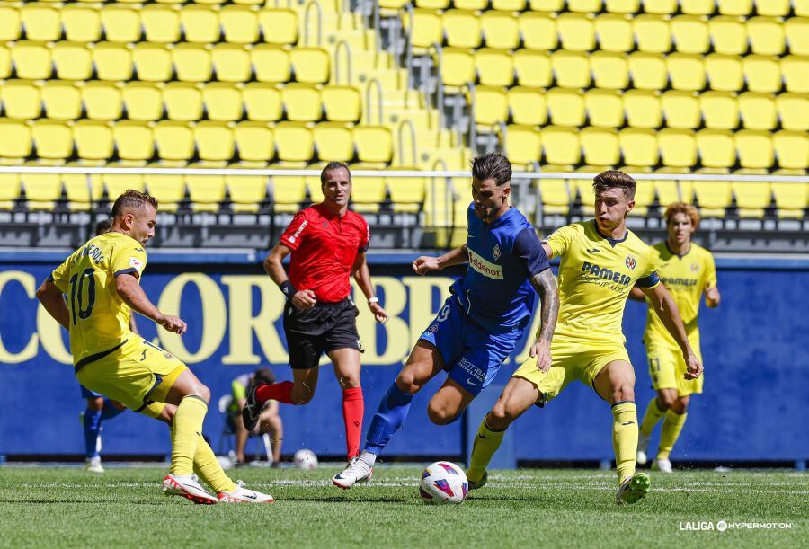 Milla Alvéndiz arbitrando un partido de La Liga Hypermotion en El Estadio de la Cerámica al Villarreal B, próximo rival del Racing