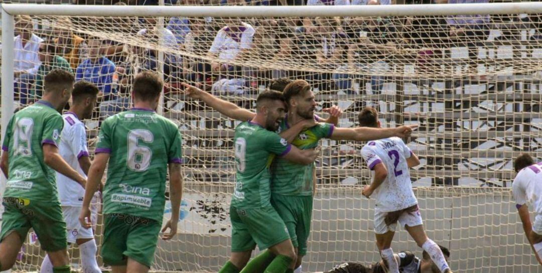 Los jugadores del Mancha Real abrazan a Rafa Navarro, autor del tanto local.