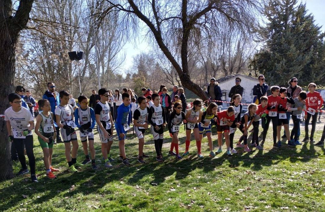 Los duatletas toman la salida en una de las categorías de menores en el III Duatlón Cross de Cuéllar