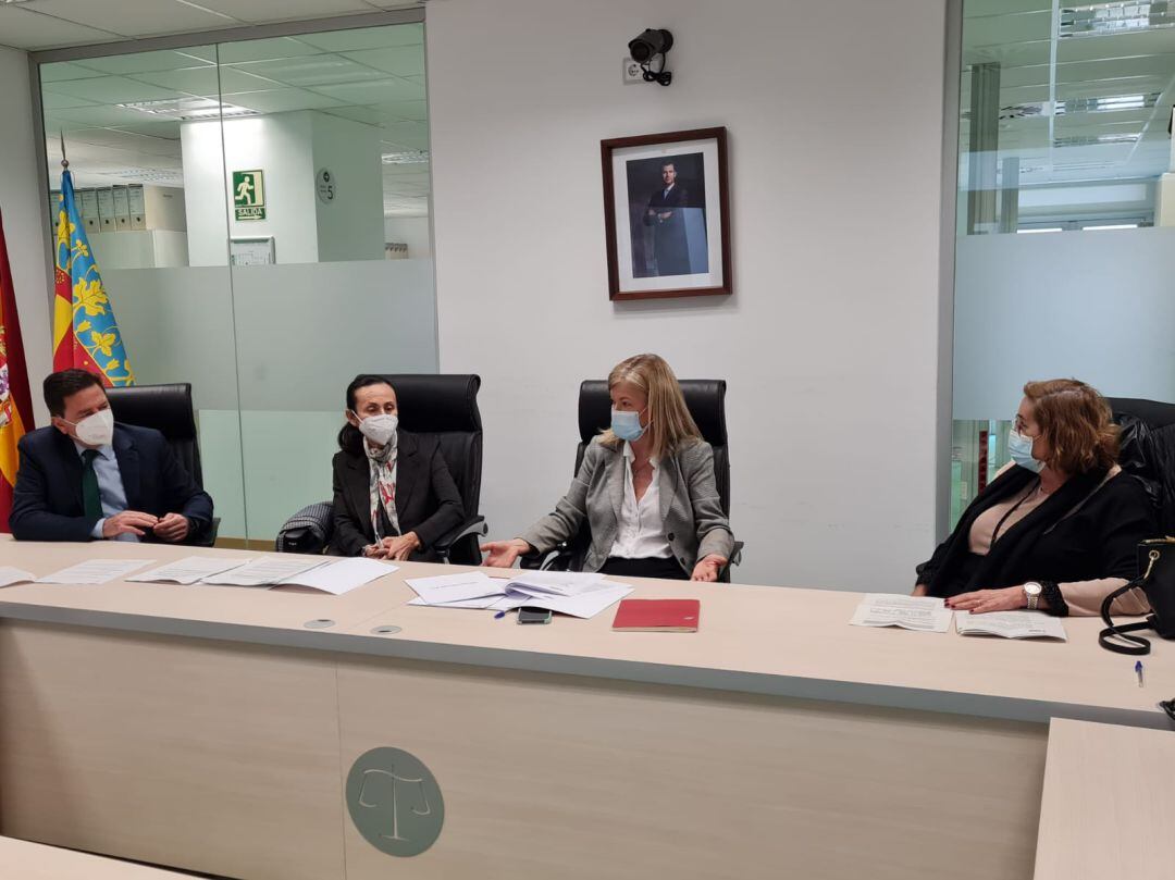 La consellera de Justicia, Gabriela Bravo (c), en la reunión que ha mantenido en Alicante con el presidente de la Audiencia Provincial, Juan Carlos Cerón, y la presidenta del TSJ, Pilar de la Oliva (i).