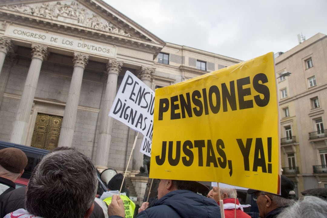 Protestas de jubilados en las puertas del congreso de los Diputados