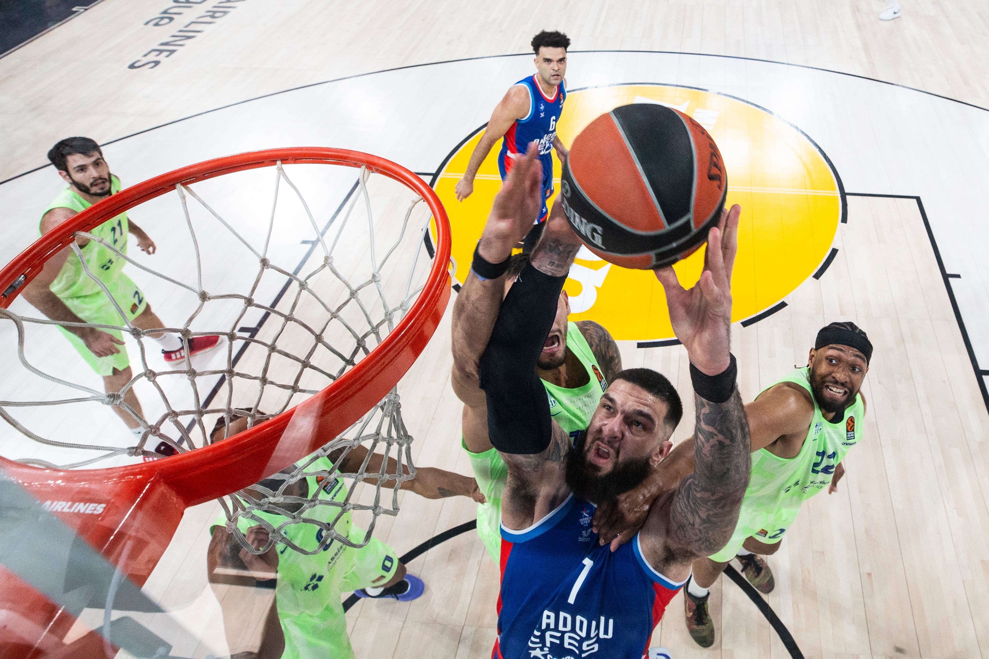 El jugador del Anadolu Efes Vincent Poirier enfila a canasta en su partido frente al Barça