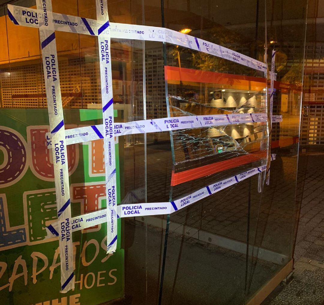 Estado en el que quedó el cristal del establecimiento.