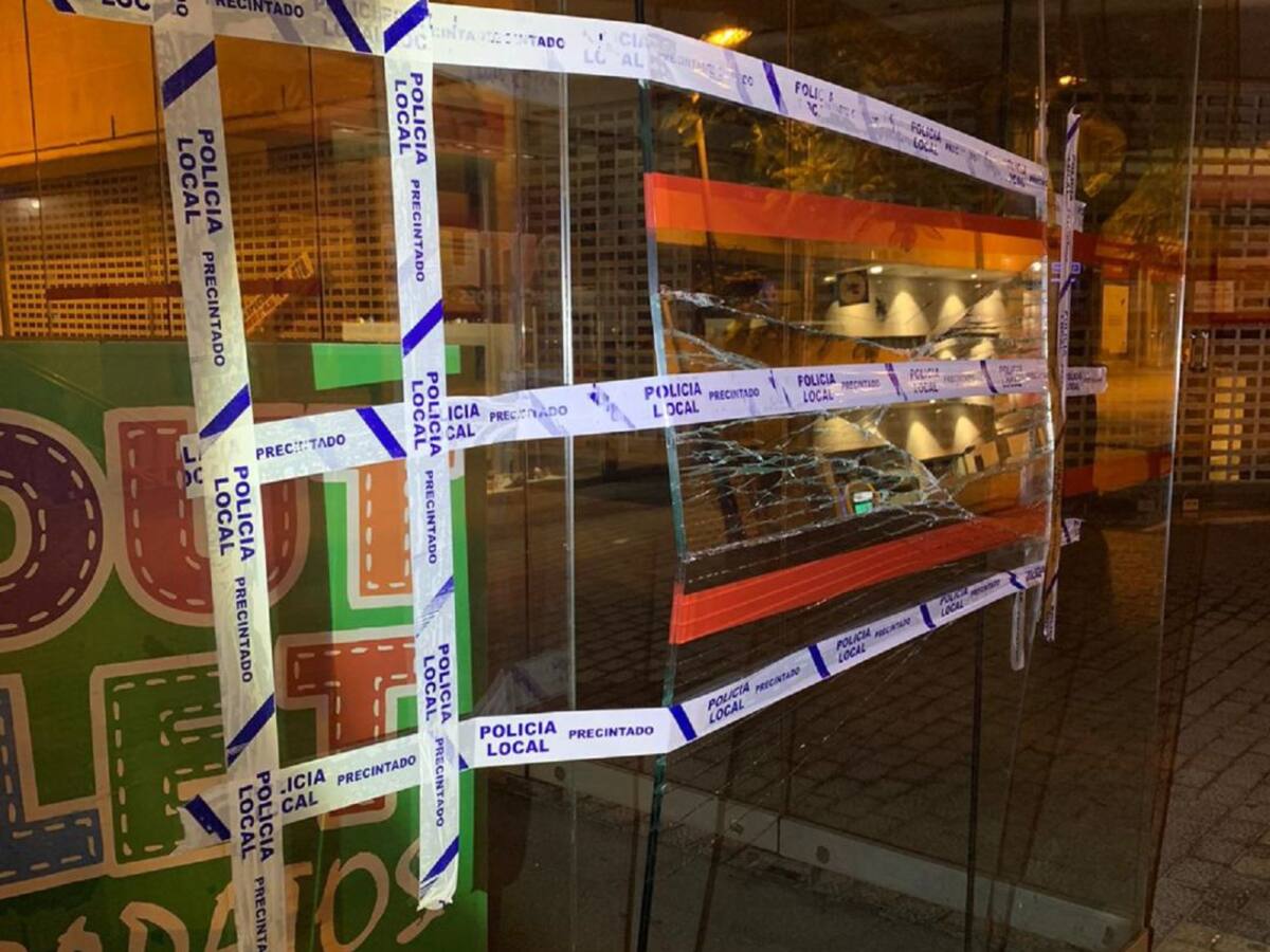 Sorprenden a un menor rompiendo los cristales de un establecimiento en Arrecife