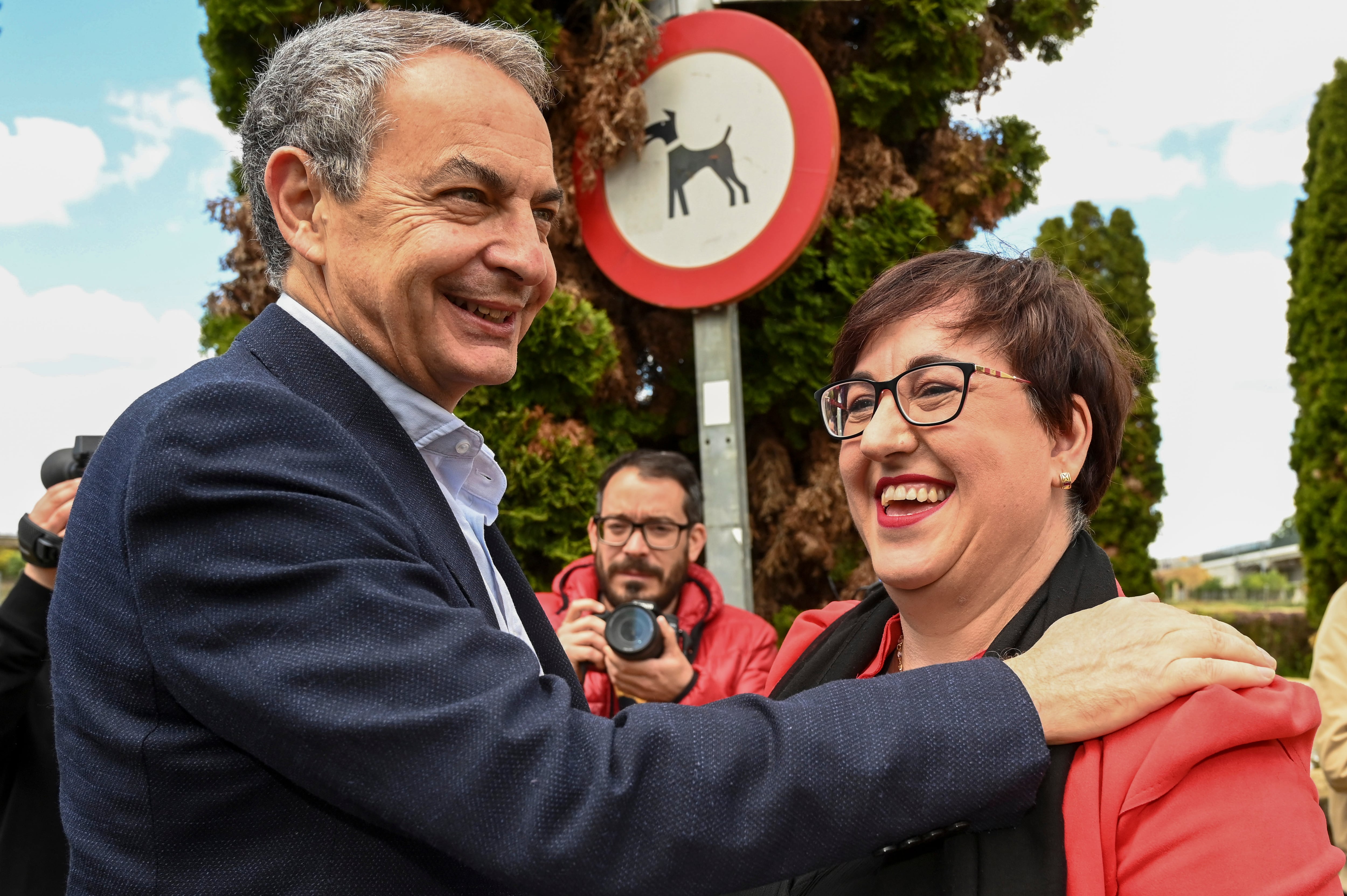 SAN ANDRES DEL RABANEDO (LEÓN), 13/05/2023.- El expresidente del Gobierno José Luis Rodríguez Zapatero acompaña a la candidata a la alcaldía del municipio leonés de San Andrés del Rabanedo, Camino Cabañas (d), durante un acto electoral, este sábado. EFE/J.Casares
