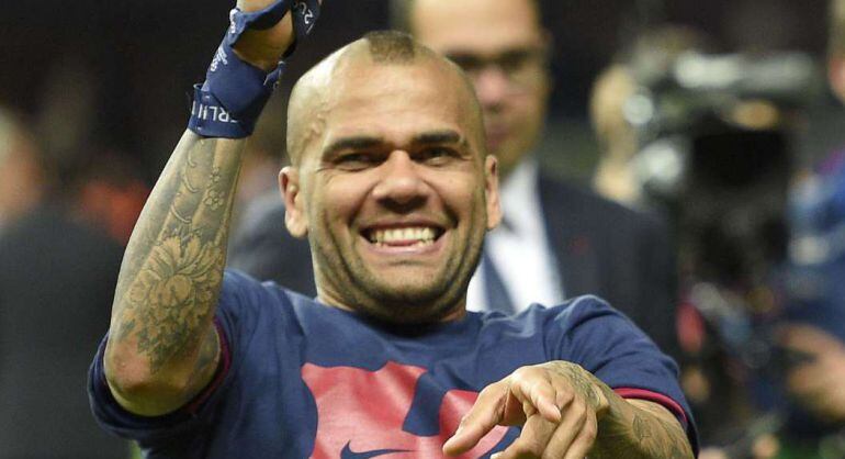 Barcelona&#039;s Brazilian forward Neymar da Silva Santos Junior (R) and Barcelona&#039;s Brazilian defender Dani Alves celebrate after the UEFA Champions League Final football match between Juventus and FC Barcelona at the Olympic Stadium in Berlin on June 6, 2015.  FC Barcelona won the match 1-3.   AFP PHOTO / LLUIS GENE