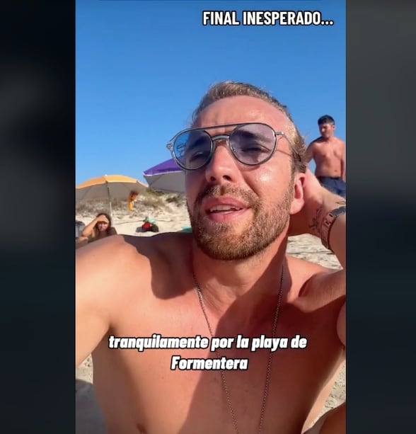 El expiloto español de F1 Daniel Clos se graba durante el TikTok en el que compartió el inesperado suceso que se encontró de vacaciones en la isla de Formentera