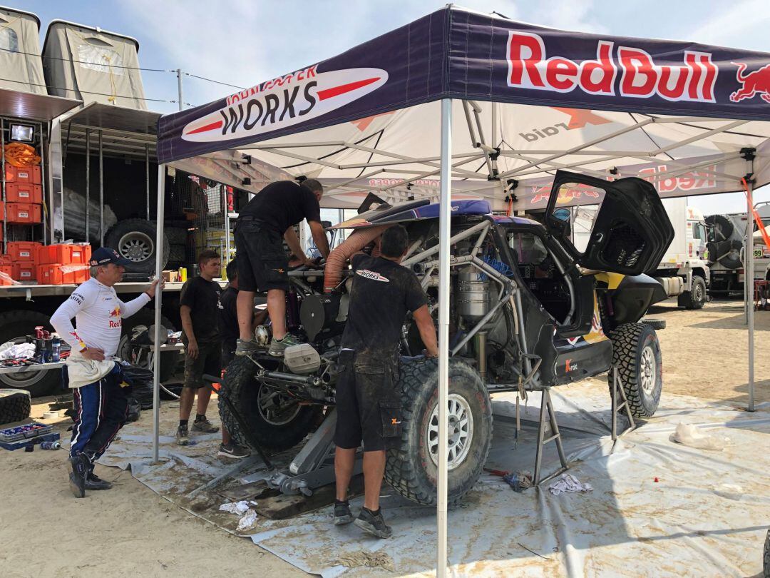 El equipo de Sainz intenta reparar el Mini para tomar la salida en la novena etapa del Dakar.