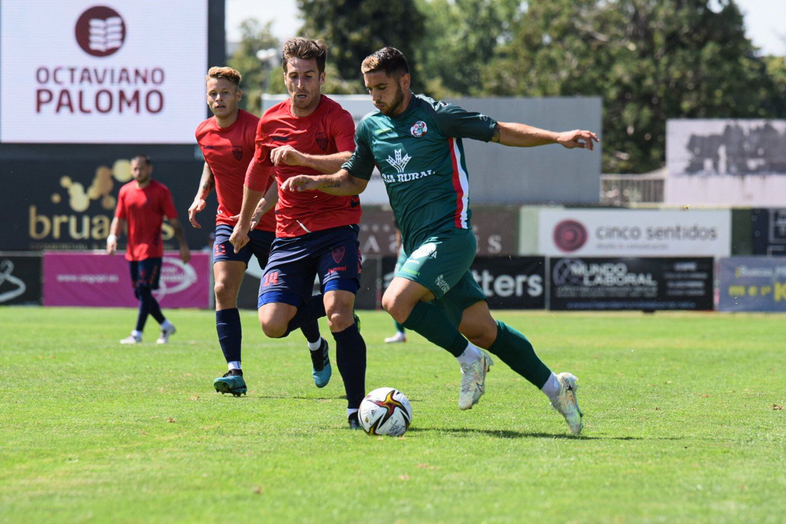 Uno de los lances del partido en La Albuera