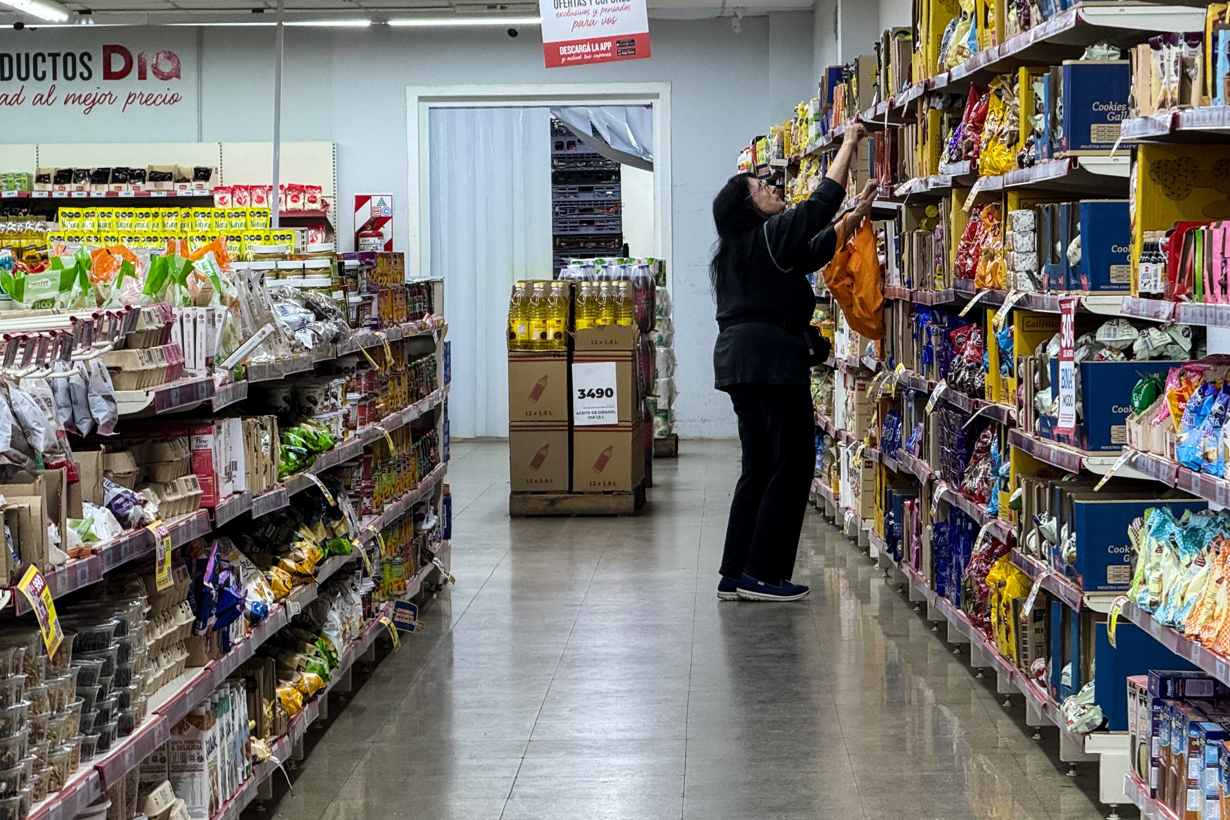 AME8373. BOGOTÁ (COLOMBIA), 14/10/2025.- Fotografía de archivo del 11 de abril de 2025 de una mujer comprando alimentos en un supermercado en Buenos Aires (Argentina). El índice de precios al consumidor (IPC) en Argentina se situó en septiembre pasado en el 31,8 % interanual, su decimoséptima desaceleración consecutiva, informó este martes el Instituto Nacional de Estadística y Censos (Indec). EFE/ Juan Ignacio Roncoroni ARCHIVO
