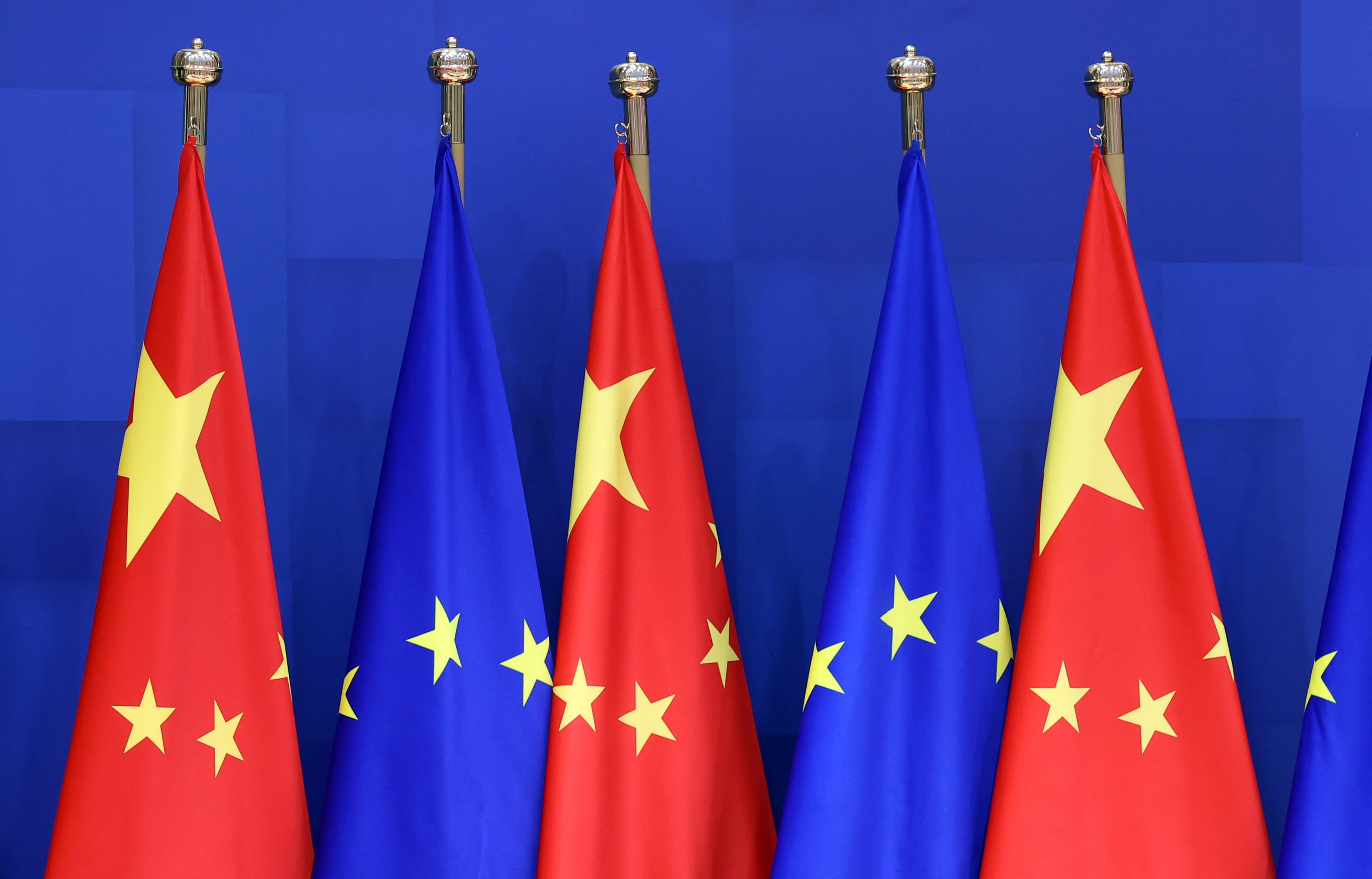 Banderas de China y de la Unión Europea antes de una cumbre bilateral en Bruselas