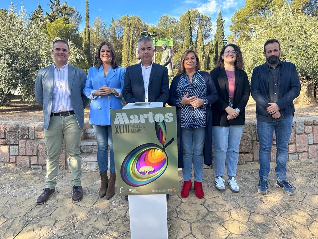 Al alcalde de Martos, Emilio Torres, junto a otros concejales y concejalas durante la presentación de las actividades de la Fiesta de la Aceituna