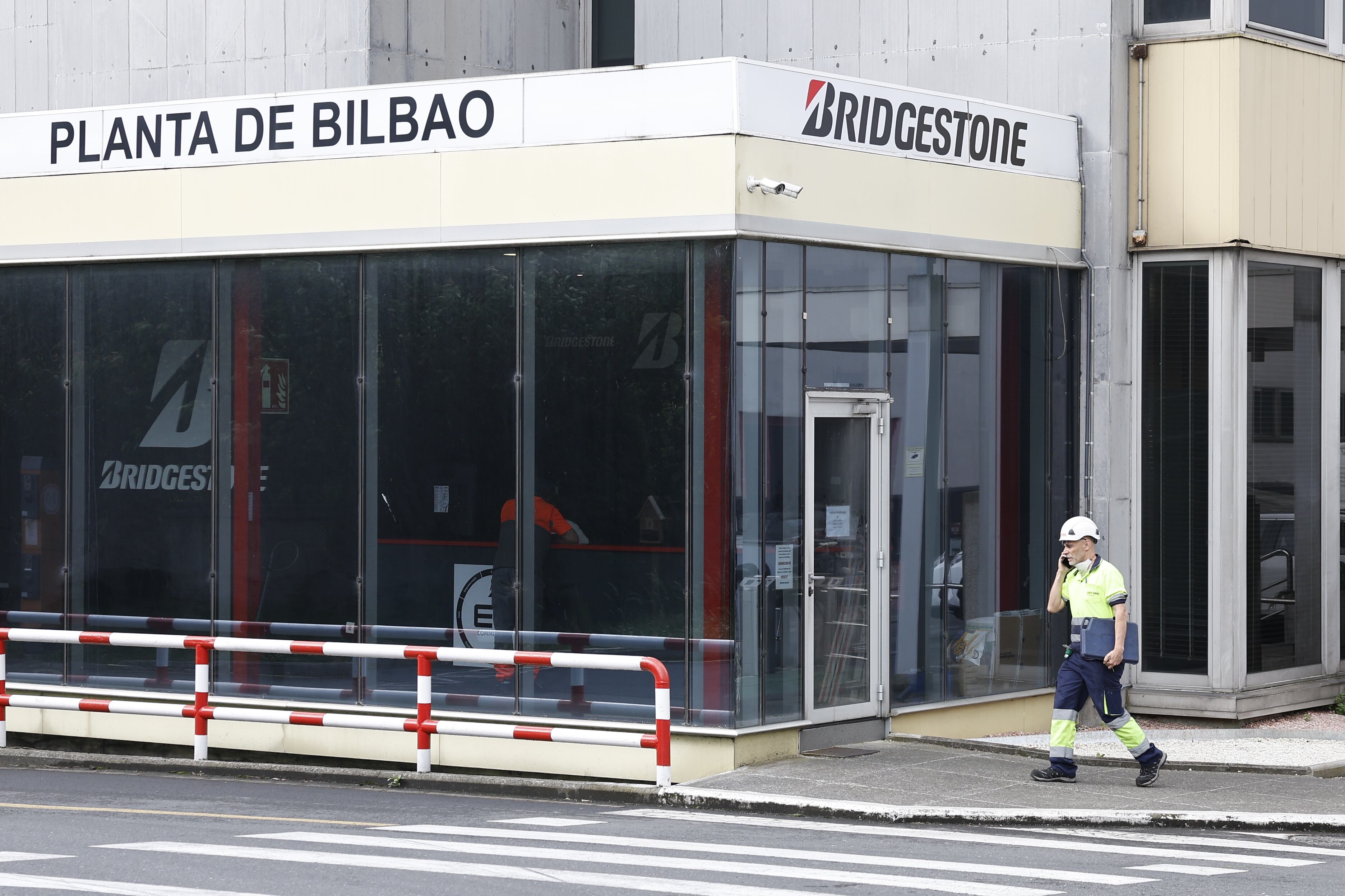 BASAURI (BIZKAIA), 19/05/2025.- Bridgestone Basauri vuelve este lunes a la normalidad mientras los sindicatos se reúnen con la empresa para trasladar el resultado del referéndum en el que los trabajadores de las plantas de Basauri (Bizkaia) y Puente San Miguel (Cantabria) han aprobado la última propuesta de la compañía, que reduce el número de despidos de los 546 inicialmente planteados a 420. EFE/ Miguel Toña