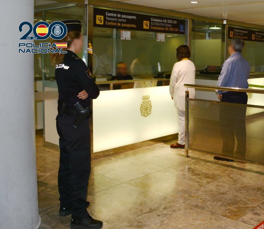 Policía Nacional en el Aeropuerto Alicante-Elche