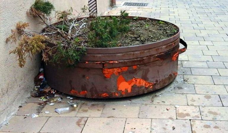 Las jardineras suponían un peligro para los vecinos al contar con materiales férreos desprendidos