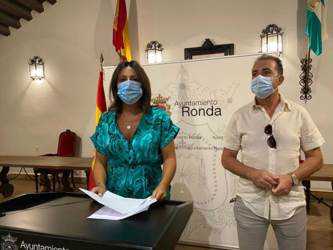 La alcaldesa de Ronda, Mari Paz Fernández, junto al concejal de Pedanías, Juan Carlos González