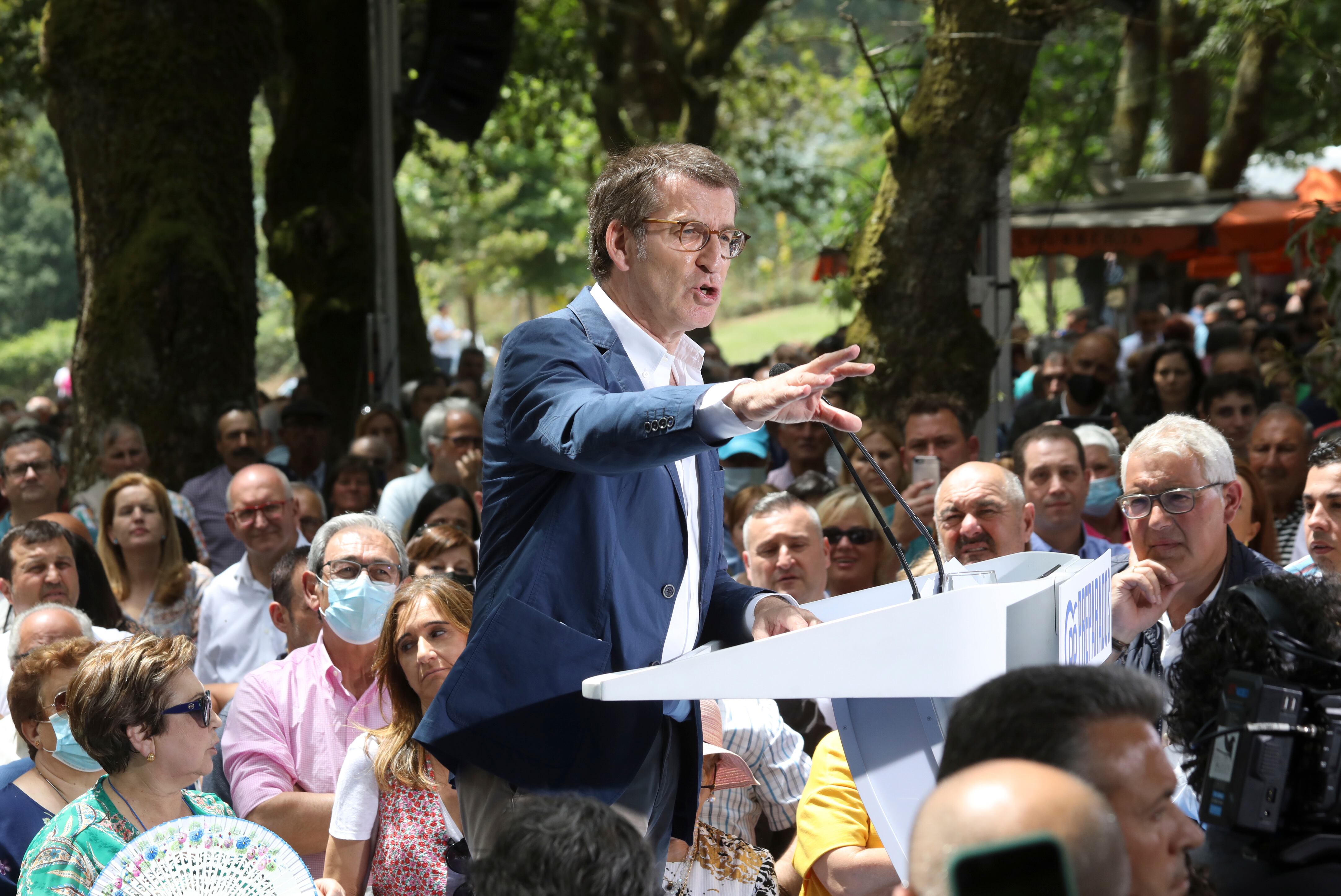 El presidente del PP, Alberto Núñez Feijoo (i), durante su intervención en la IV Romería Popular de la localidad coruñesa de O Pino, este sábado. Feijoo ha sido muy crítico este sábado con la política económica del Gobierno y ha sostenido que la inflación en el 10,2 % en mayo demuestra que el presidente, Pedro Sánchez, es &quot;el peor alumno de la clase&quot; en Europa. EFE/Xoán Rey