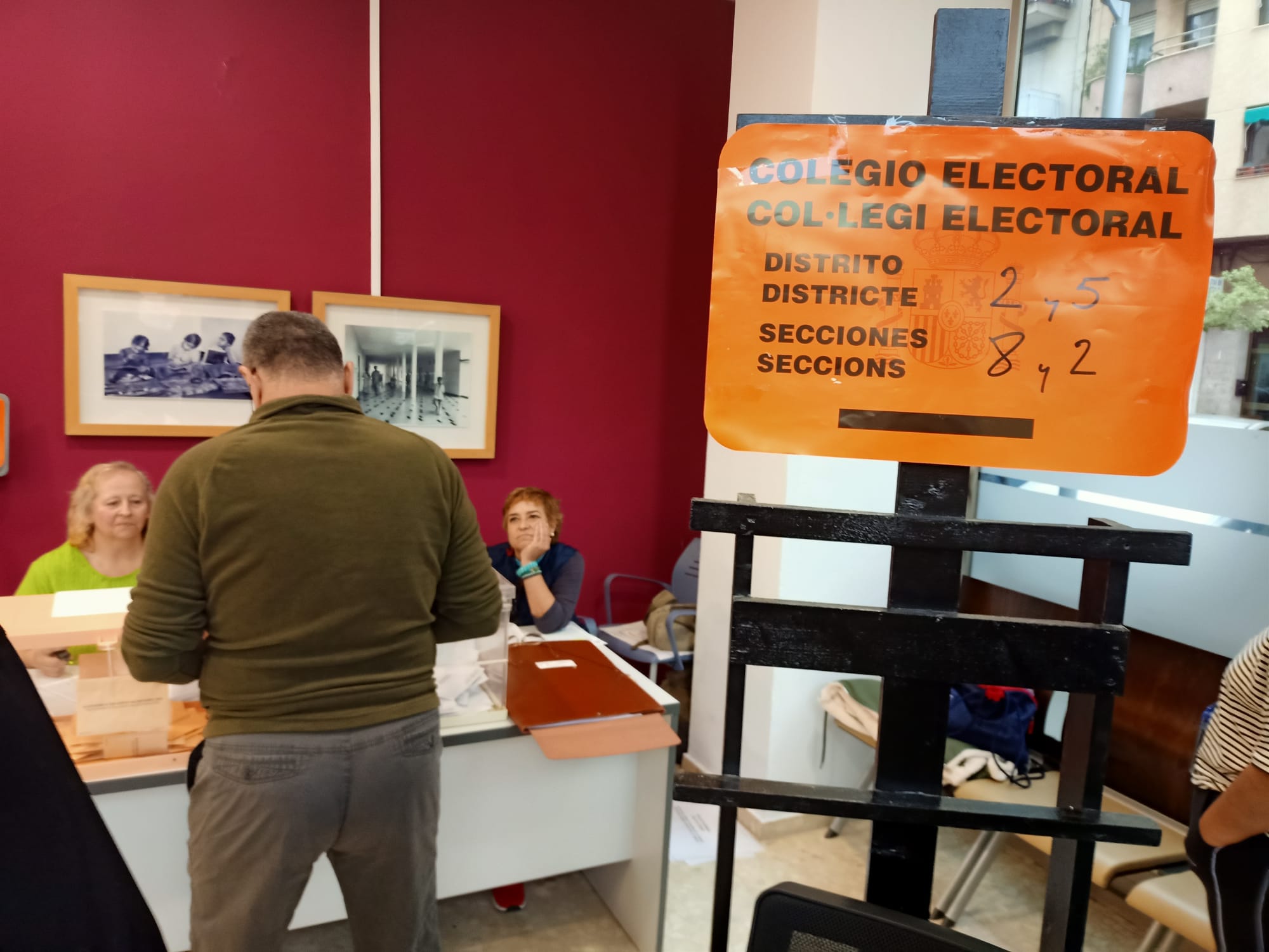 Un ciudadano vota en un colegio electoral de La Safor.