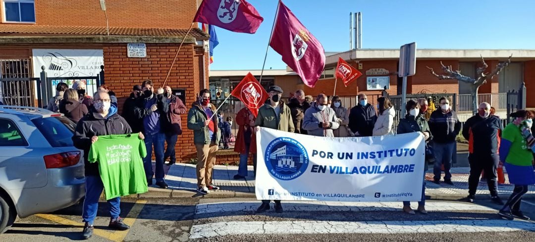 Concentración frente al Colegio de Navatejera