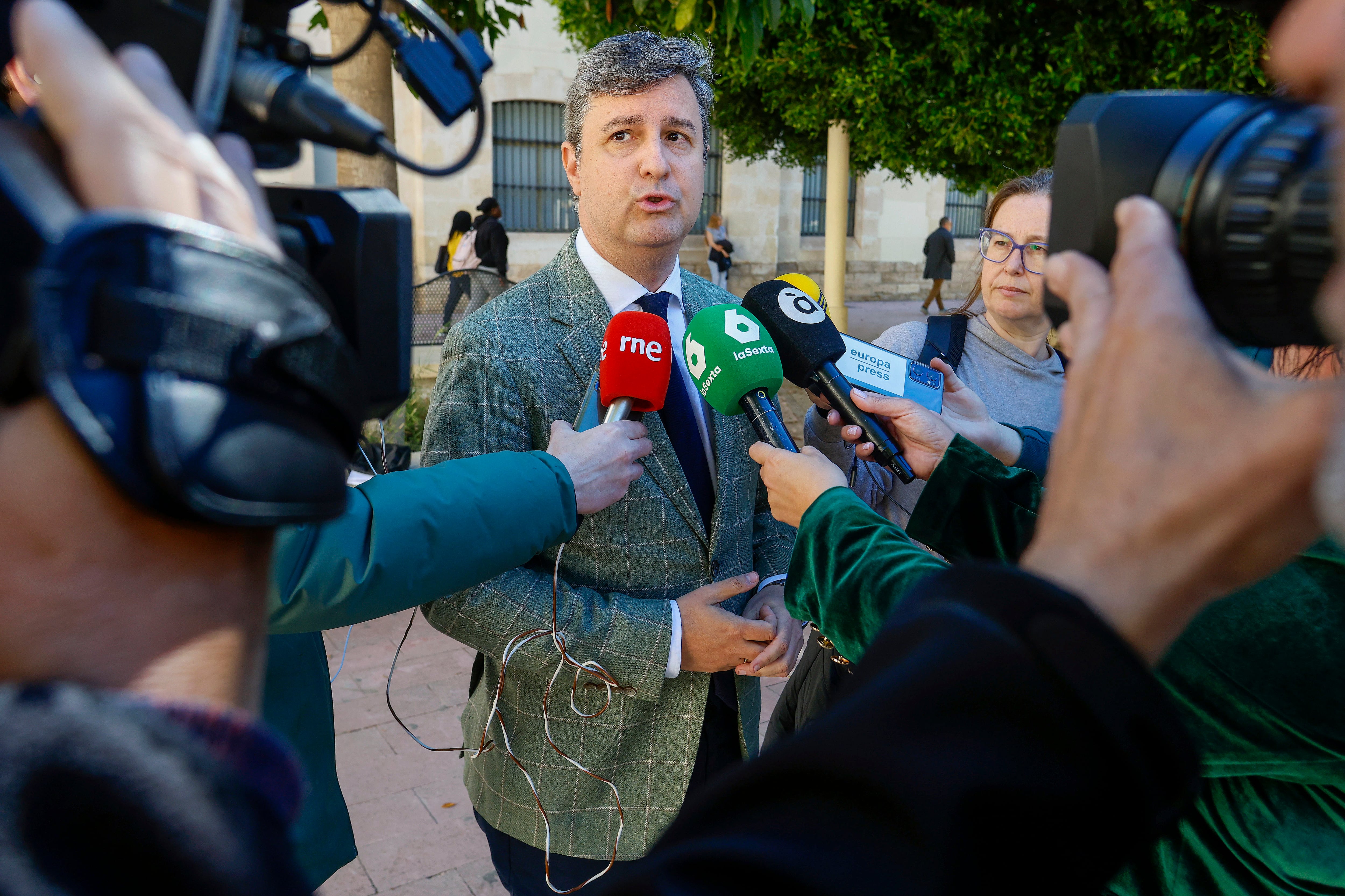 GRAFCVA3263. ALICANTE, 15/04/2026.- El abogado de la acción popular por Ciudadanos, Eduardo García Ontiveros, atiende a los medios tras la declaración ante la magistrada que investiga las irregularidades en la adjudicación de las viviendas de protección pública (VPP) de la Playa de San Juan, en Alicante, de los técnicos relacionados con los expedientes de adjudicación. EFE/Morell