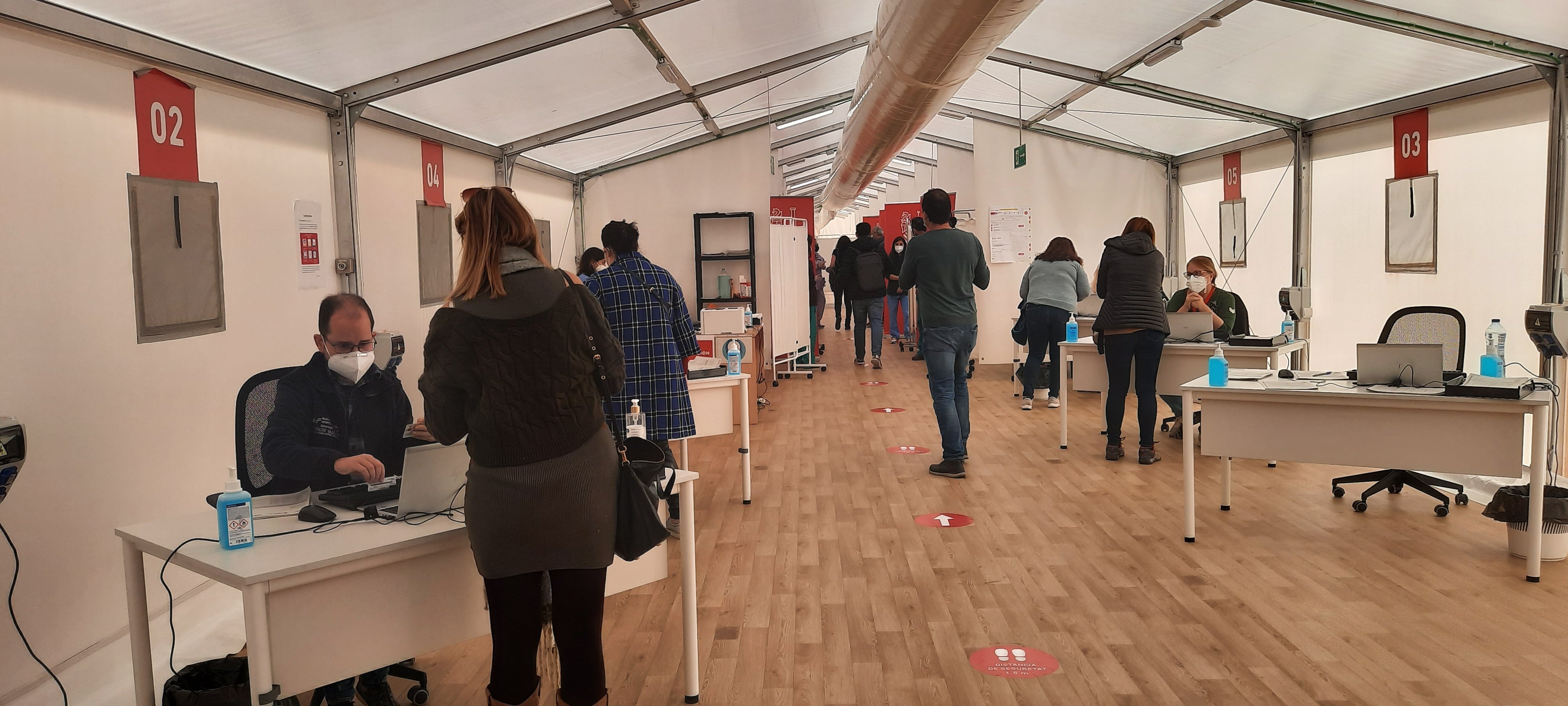 Se reabre el Hospital de Campaña de Alicante para acelerar la inoculación de la tercera dosis de la vacuna contra la COVID-19