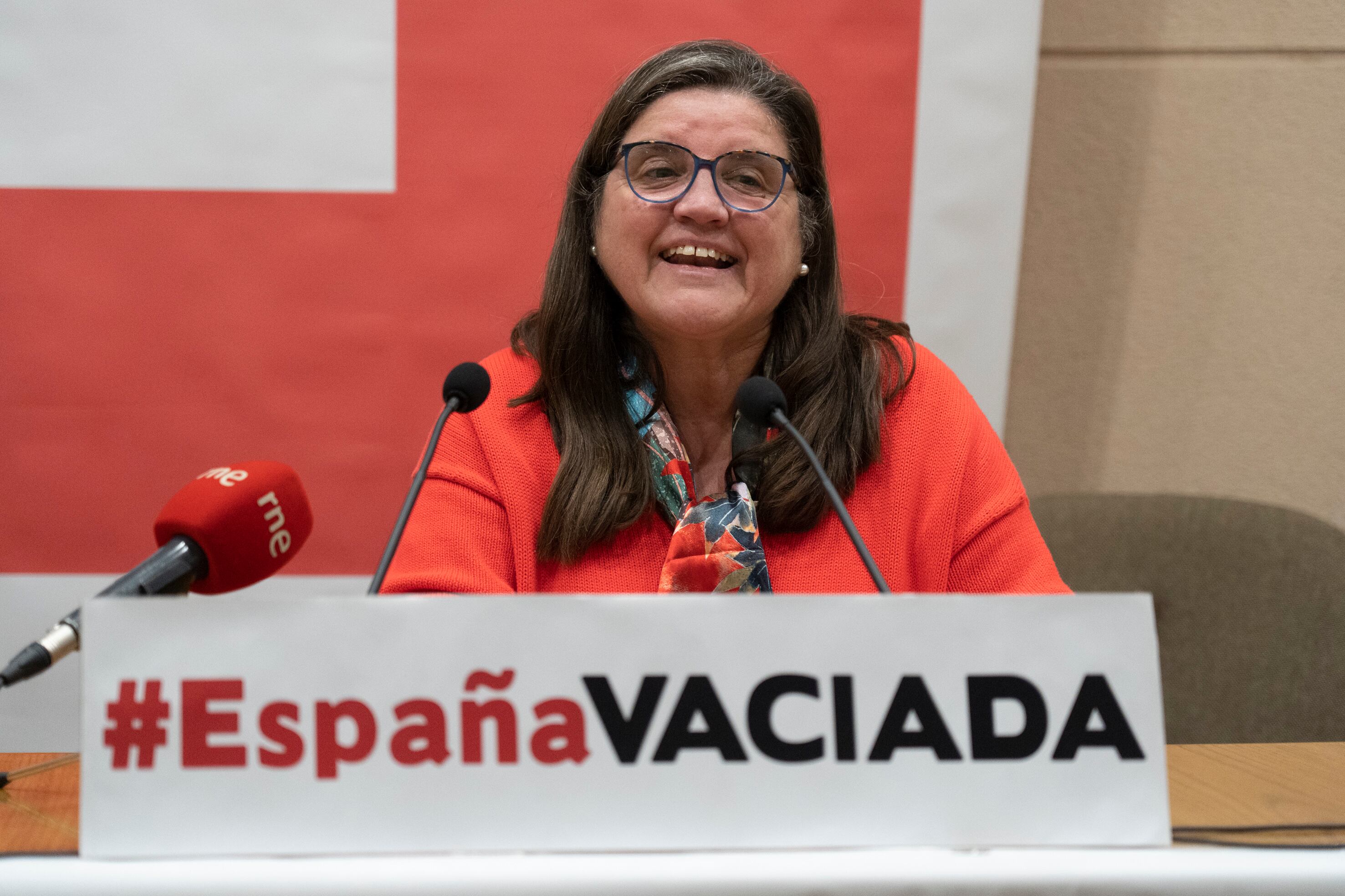TERUEL, 26/11/2022.- La coordinadora de España Vaciada en La Rioja, Inmaculada Sáenz, ofrece una rueda de prensa tras la clausura del primer congreso de España Vaciada, con el fin de conformar una federación de partidos para concurrir a las próximas citas electorales de 2023, este sábado en Teruel. EFE/Antonio García
