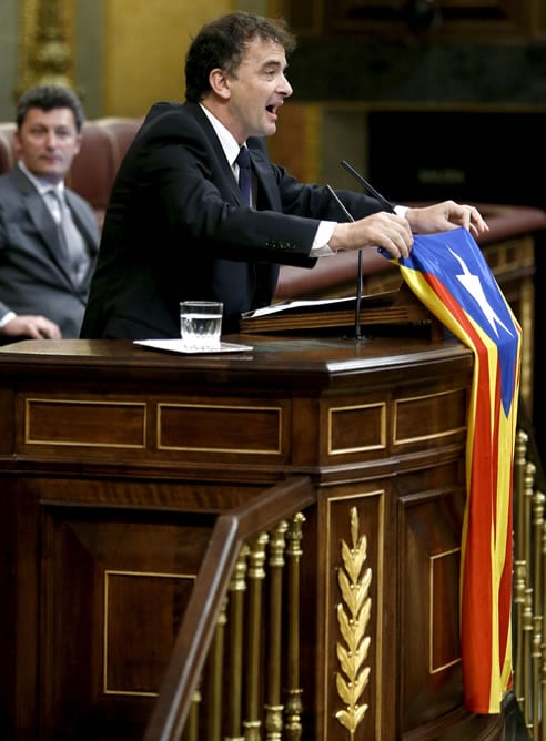 El diputado de ERC Alfred Bosch muestra la bandera estelada durante el pleno del Congreso de los Diputados