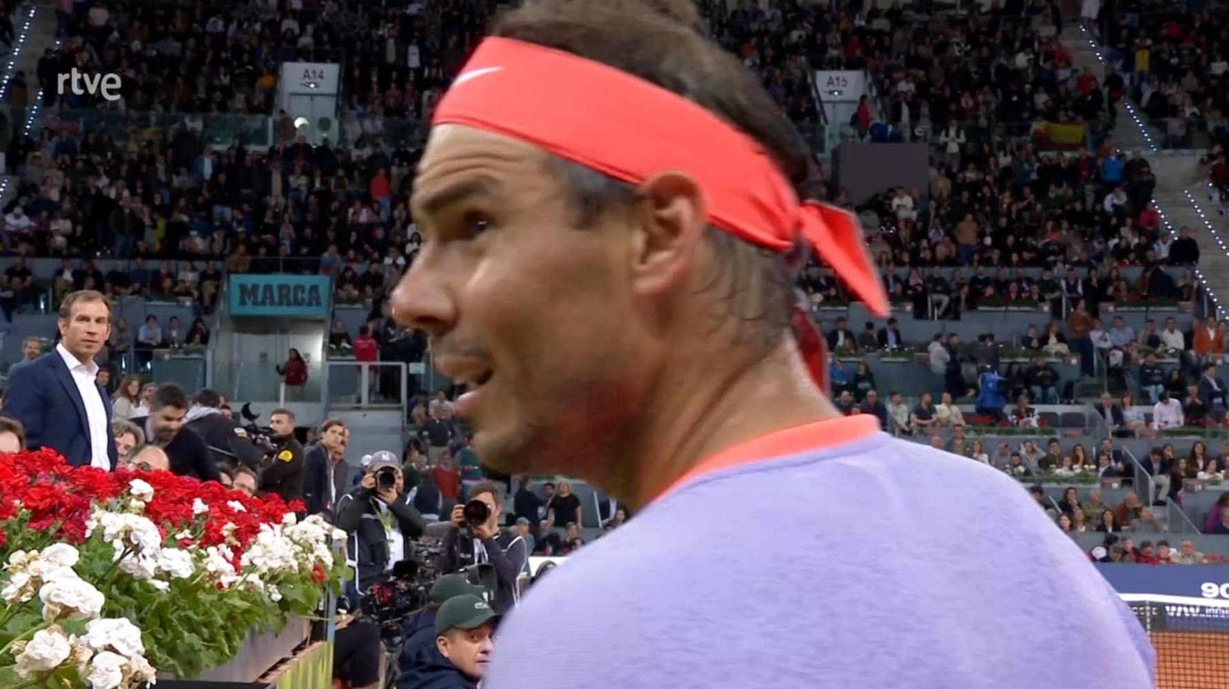 Rafa Nadal se acerca a su box durante su partido contra Jiri Lehecka / RTVE