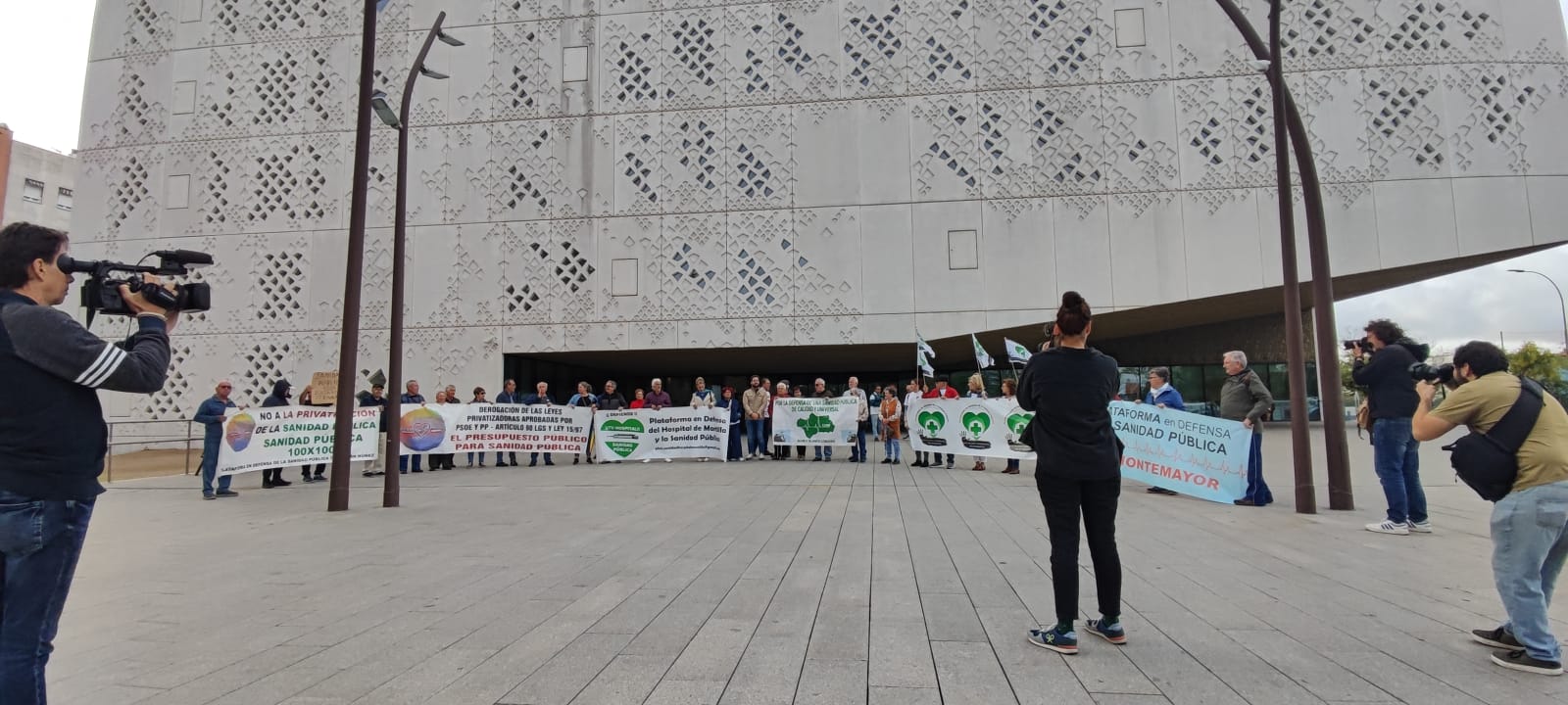 La Marea Blanca de Córdoba y la coordinadora de Plataformas por la Salud Pública de Córdoba a las puertas de la Ciudad de la Justicia de Córdoba