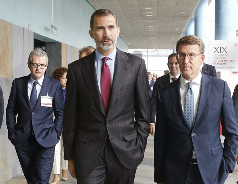 El rey Felipe VI acompañado en  la inauguración del XIX Congreso Nacional de la Empresa Familiar, esta mañana en A Coruña con el lema &quot;Crecimiento con raíces&quot;