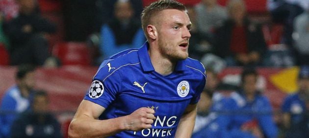 Jamie Vardy celebra el gol que da vida al Leicester