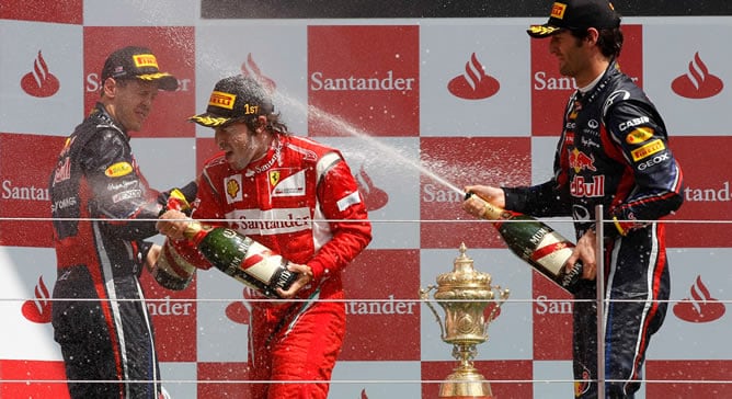 El asturiano celebra su victoria en el GP de Gran Bretaña 2011 con Sebastian Vettel y Mark Webber, segundo y tercero