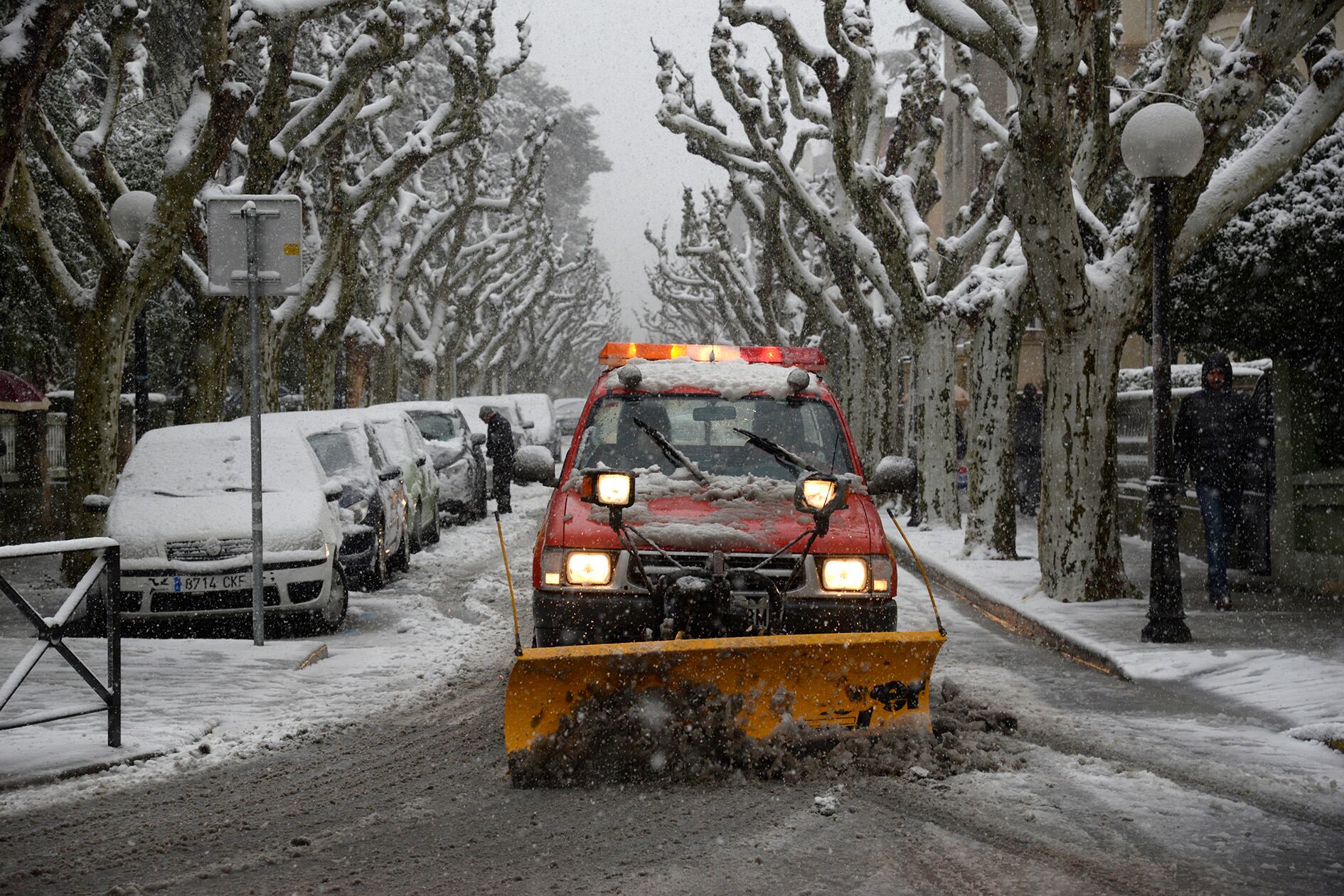 Miembros del parque de bomberos con la máquina quitanieves