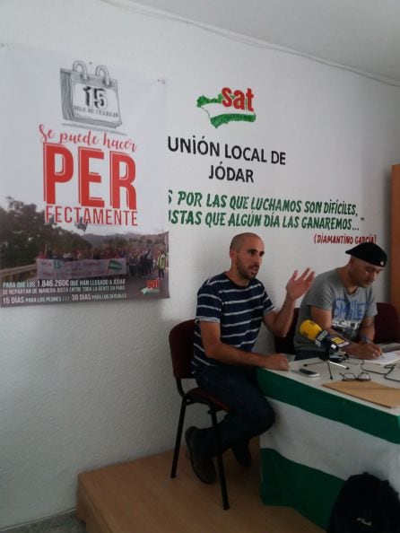 Momento de la intervención de Curro Moreno, con el cartel de la Campaña sobre el &#039;PER&#039; en primer plano