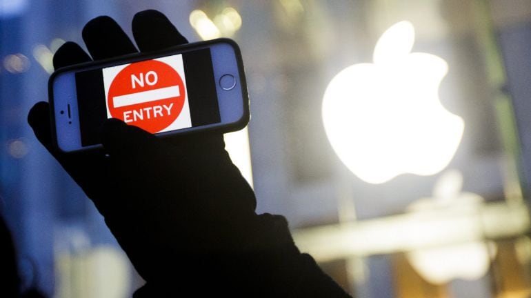 Fotografía de un iPhone en cuya pantalla se lee: &quot;Acceso prohibido&quot; durante una manifestación en apoyo a la política de privacidad de la compañía tecnológica, en una tienda Apple en Nueva York