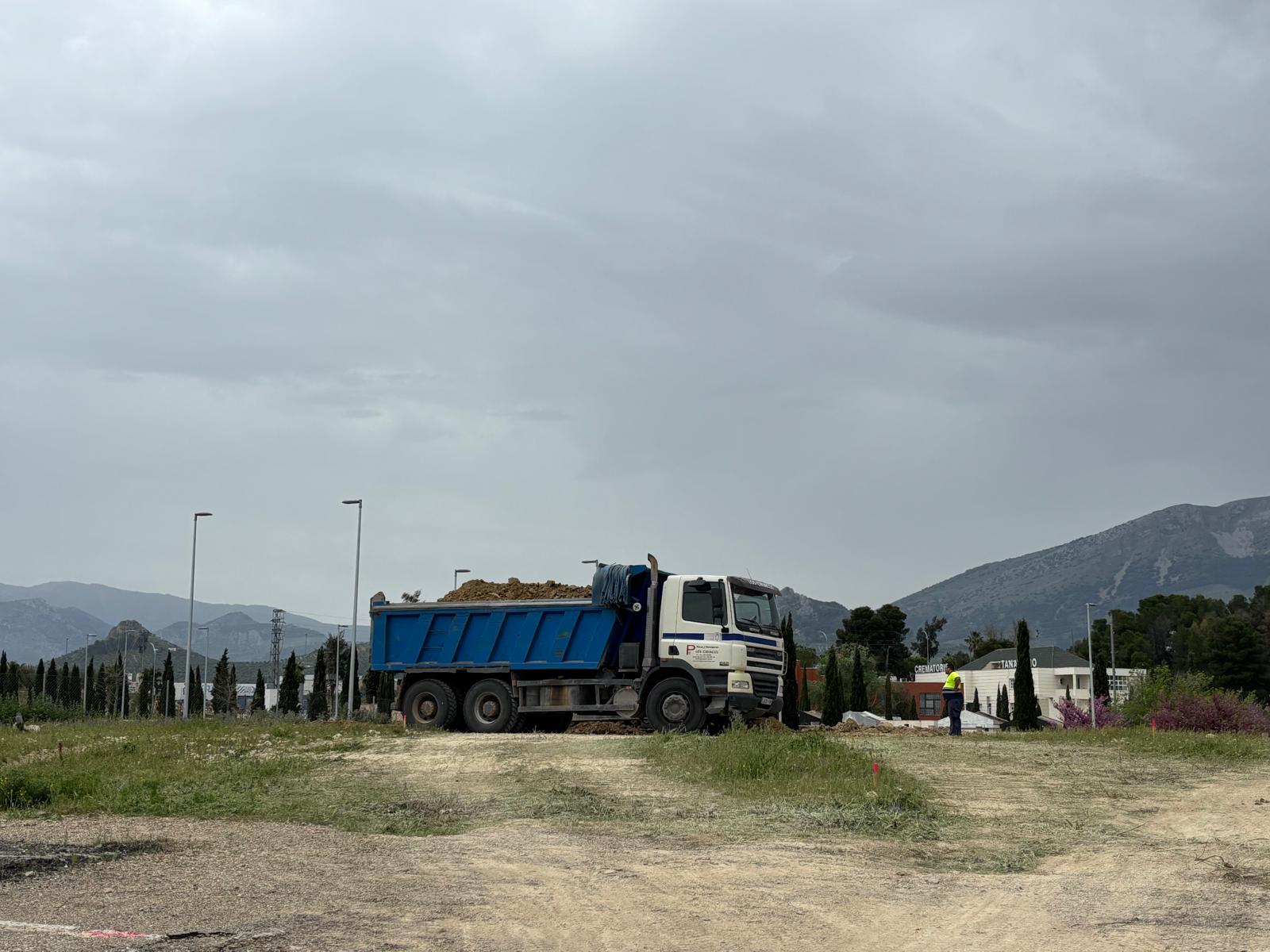 Una máquina y un camión trabajan en las obras del nuevo parque comercial ‘Victoria Park’.