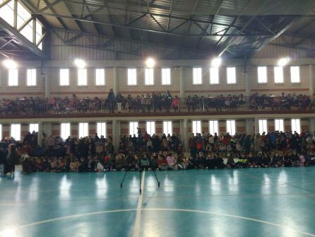 Aspecto que presentaba el pabellón cubierto del Complejo Polideportivo, con los escolares asistentes