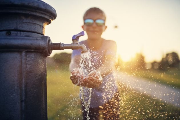 El agua es el gran aliado contra los calores extremos.