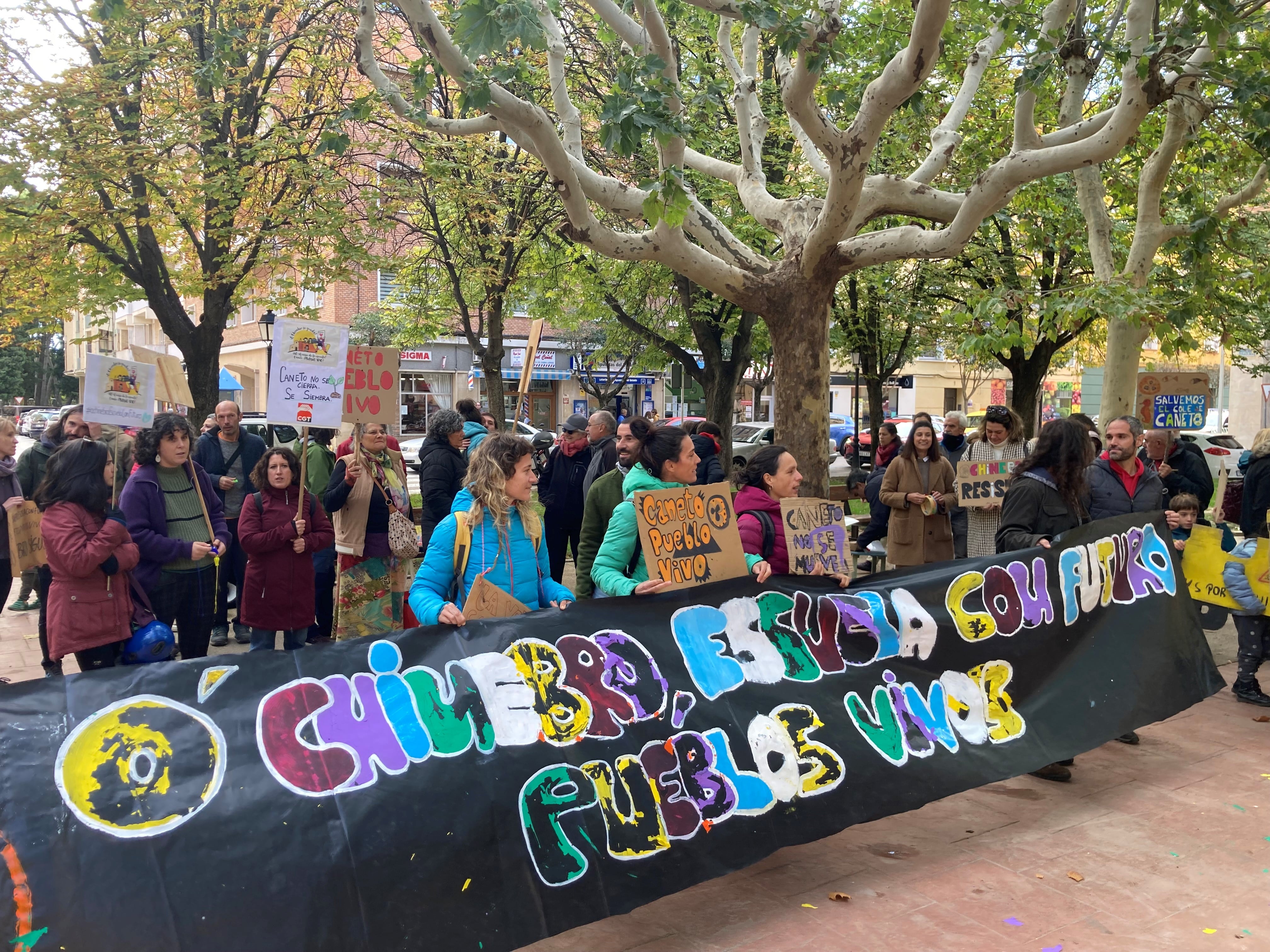 Protesta en Huesca de los afectados por el cierre de la escuela de Caneto