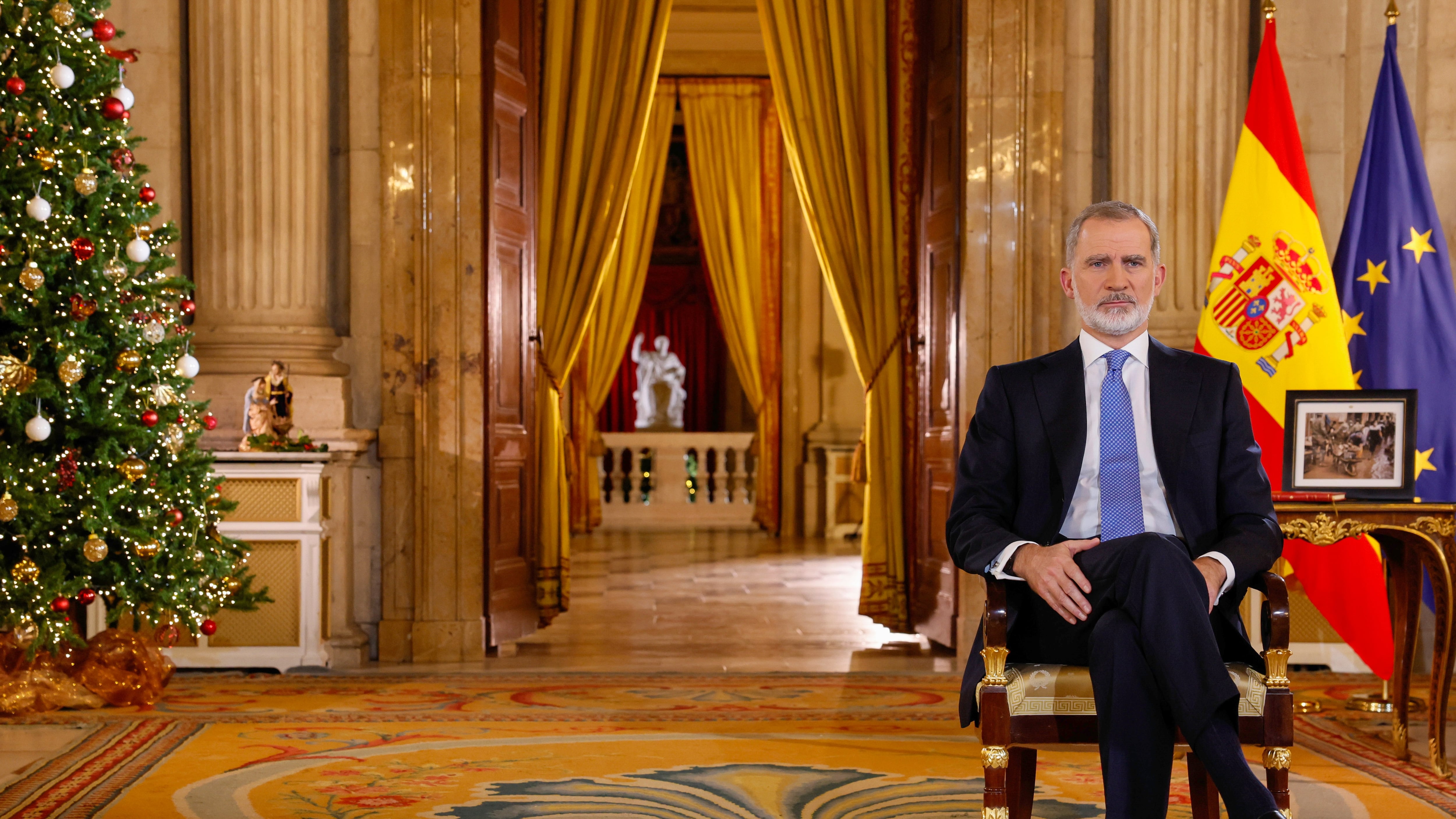 MADRID, 24/12/2024.- Felipe VI en su tradicional mensaje de Navidad, grabado en el Salón de Columnas del Palacio Real. EFE/ Ballesteros   POOL
