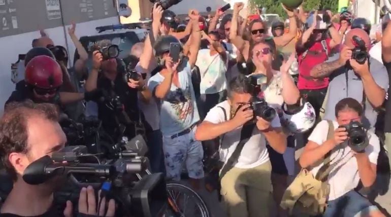 Los motoristas rinden homenaje frente al tanatorio de Ángel Nieto