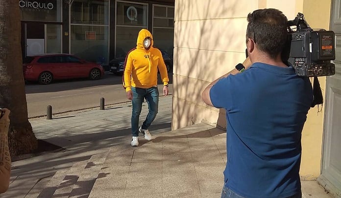 Uno de los acusados a su llegada a la Audiencia